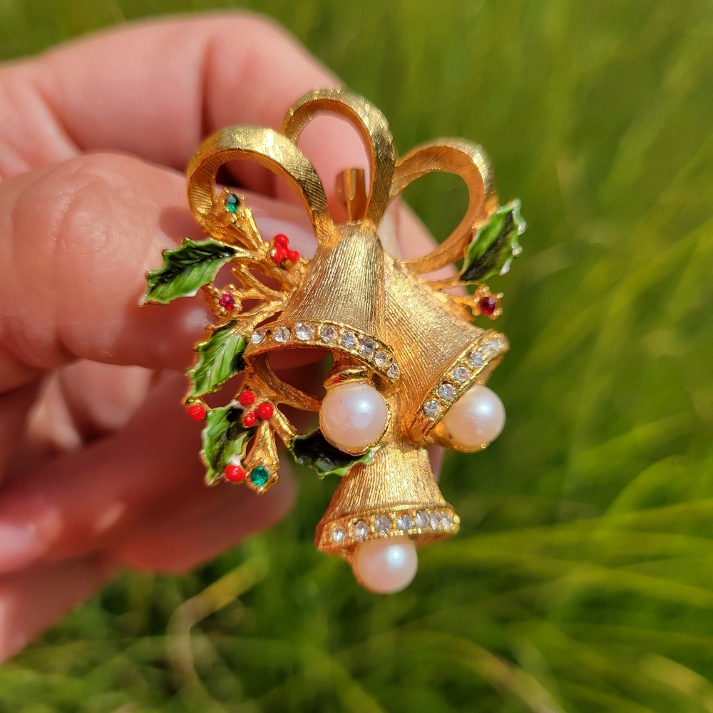 Vintage Christmas Bell Brooch ~ Unsigned ~ 1960s? ~ Rhinestone Embellished